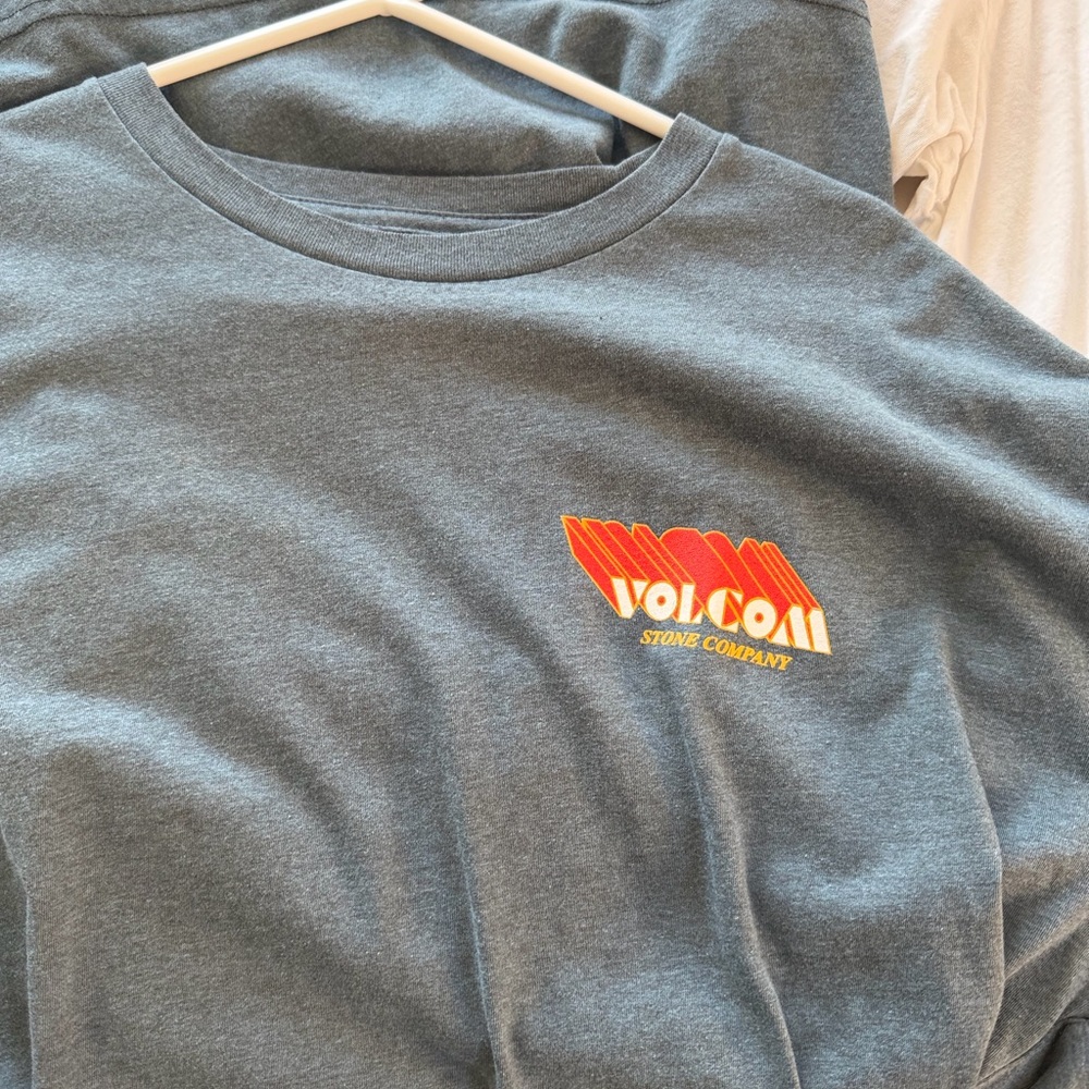 3 tshirts. Volcom and Quiksilver T-Shirts Bundle. All 3 for $15 - Picture 3 of 4